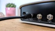 Ansicht auf die Rückseite einer Kabel-TV-Box, die mit einem passendem Kabel angeschlossen ist.