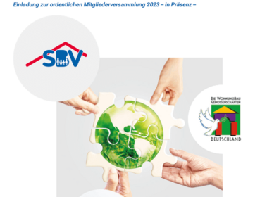 Cover des Geschäftsbericht 2022 der SBV eG Leichlingen auf dem  vier Hände jeweils ein Puzzleteil zu einer Erde zusammenfügen